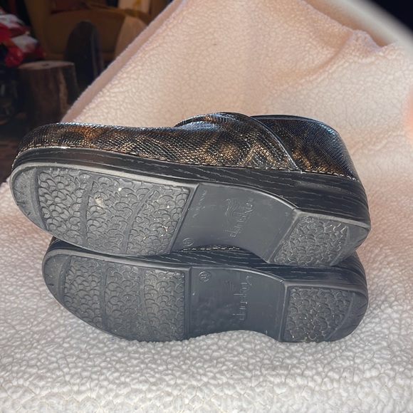 Dansko snakeskin print clogs Size 10 Clogs (41) - Picture 8 of 14
